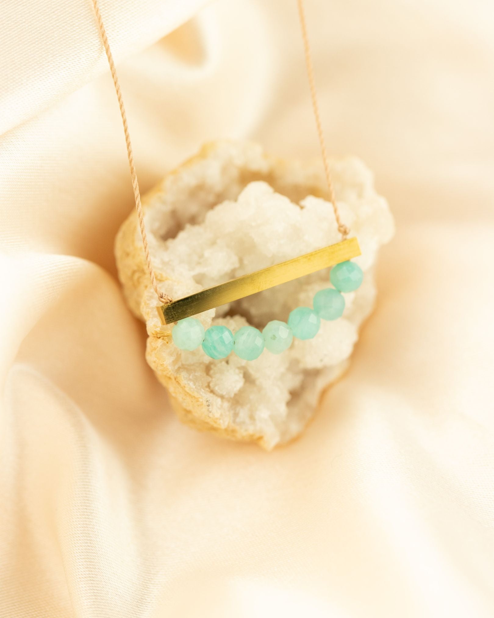 アクセサリー SOULITE Amazonite Gold Bar Necklace for Courage & Truth | SoulKu
